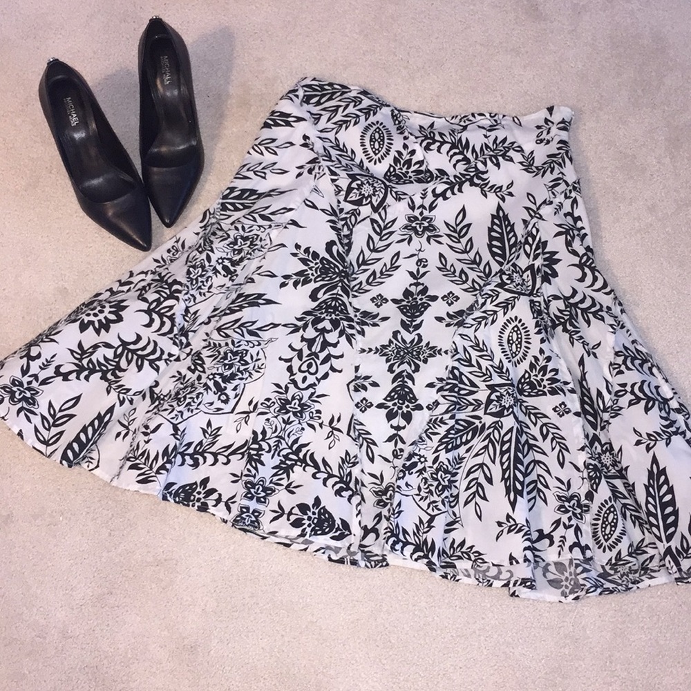 Black and white Knee length skirt size Medium